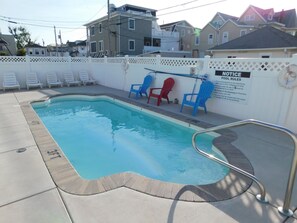 Outdoor pool, sun loungers - Blue Water Inn (Ocean City)