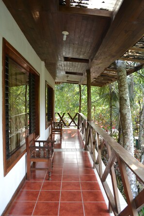Terrace/patio - Hotel Jaguar Inn Tikal (Flores)