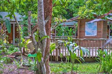 Terraza o patio. Hotel Jaguar Inn Tikal