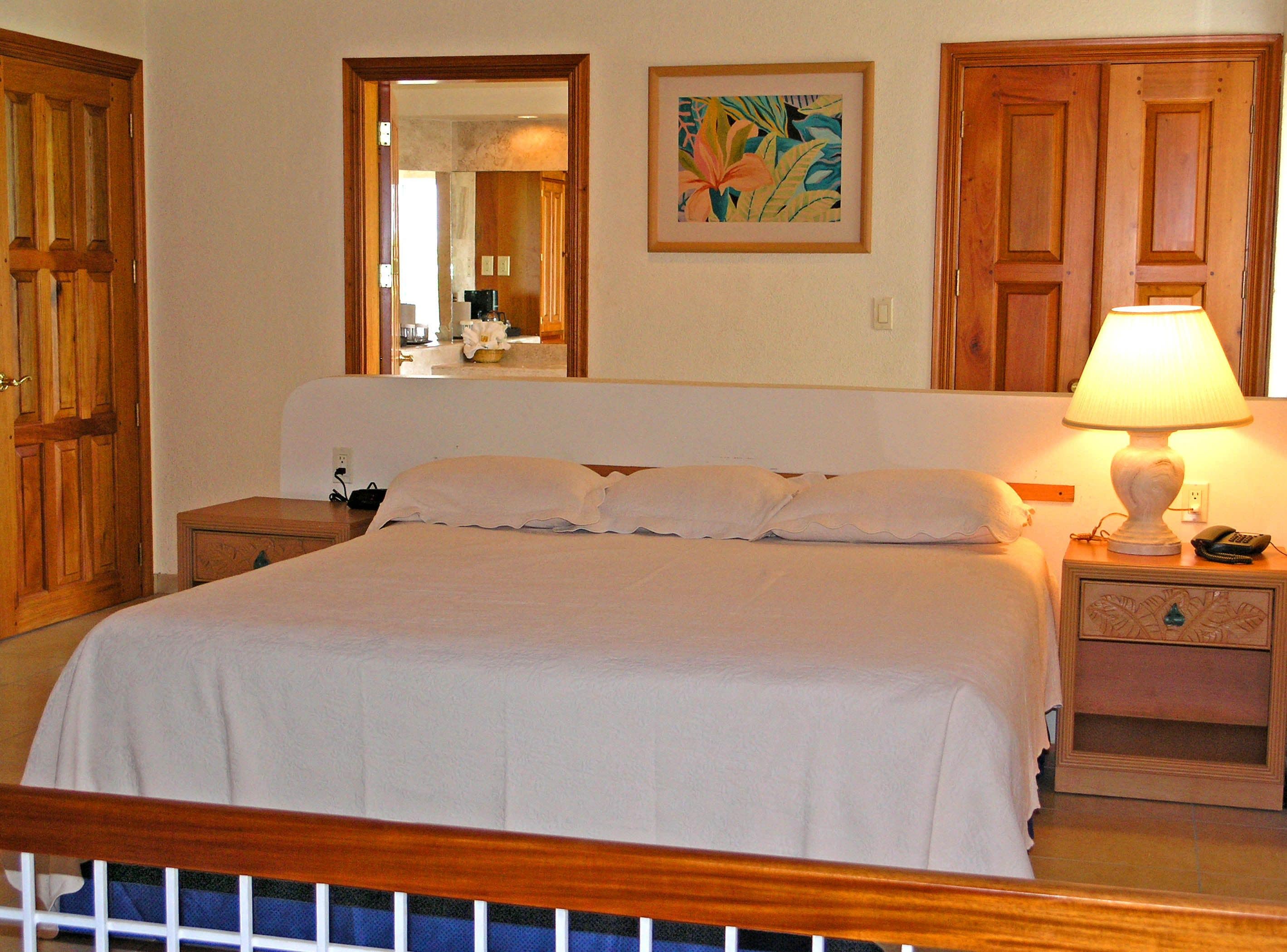 Deluxe Suite | Living room | TV