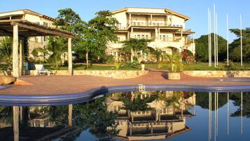 2 piscinas al aire libre, una piscina con borde infinito, tumbonas