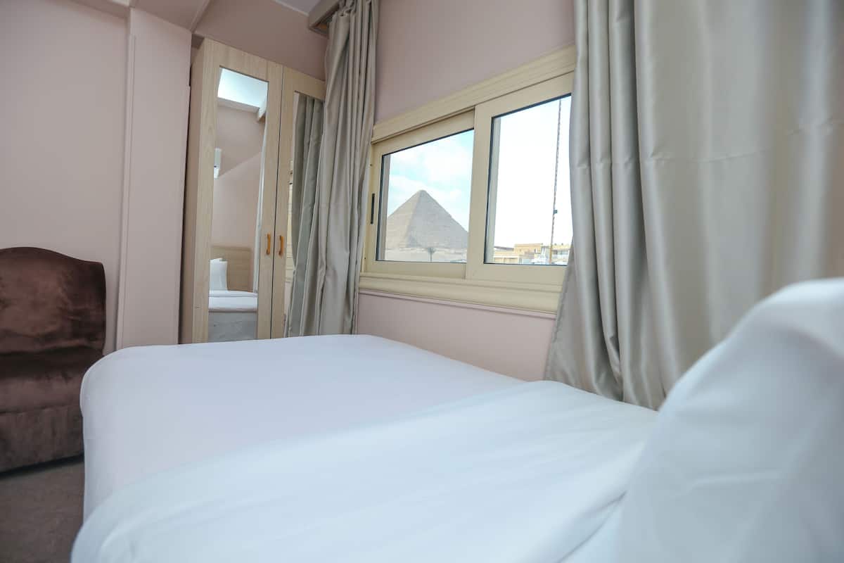 Sábanas de algodón egipcio y caja de seguridad en la habitación