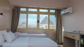 Standardrum - utsikt mot bergen (Pyramids) | Egyptiska bomullslakan och värdeförvaringsskåp på rummet