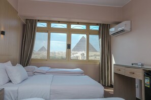 Chambre Standard, vue sur la colline (Pyramids) | Draps en coton égyptien, coffre-fort, décor unique, ameublement unique