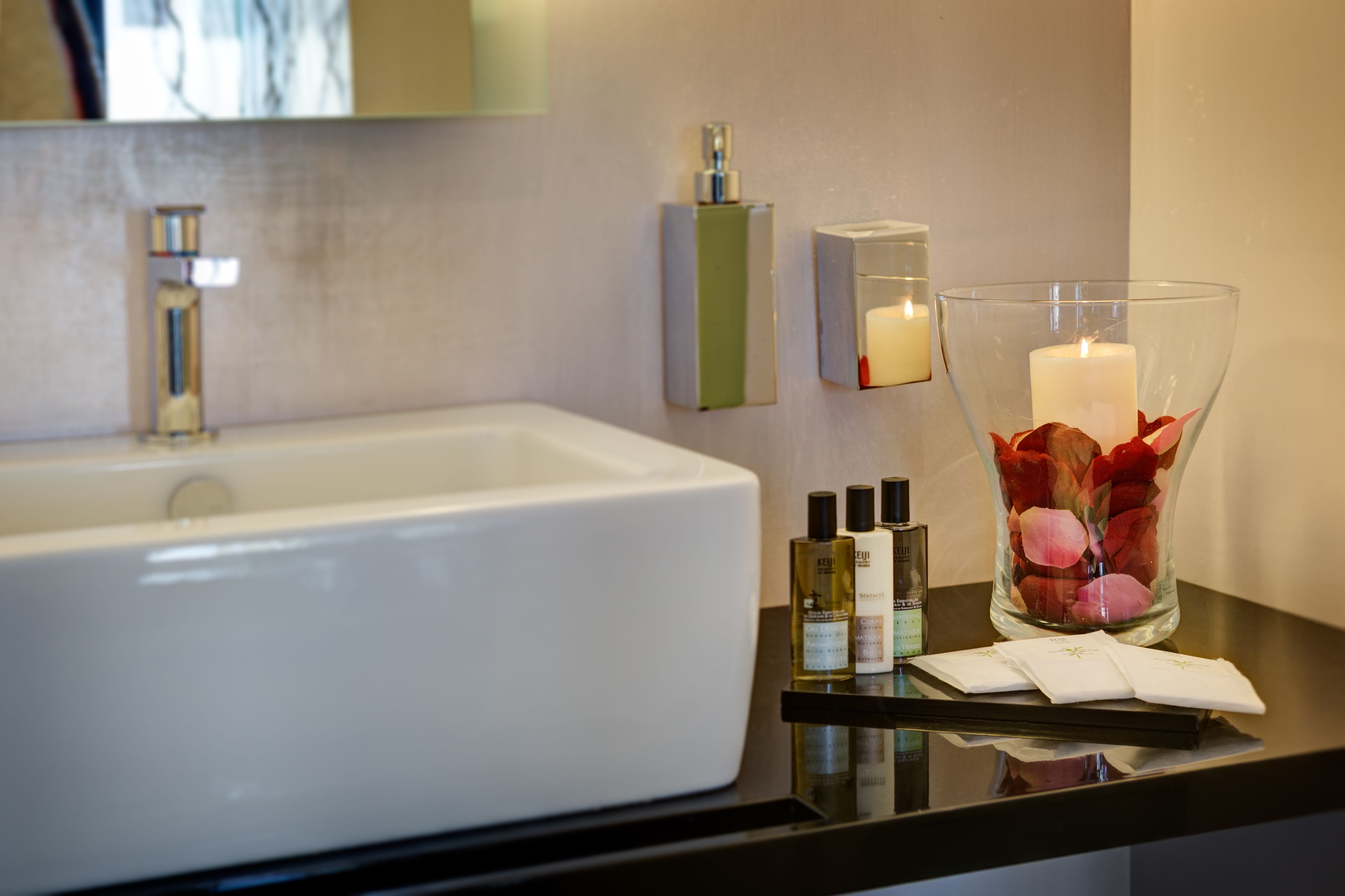 suite, hot tub | 1 bedroom, premium bedding, minibar, in-room safe