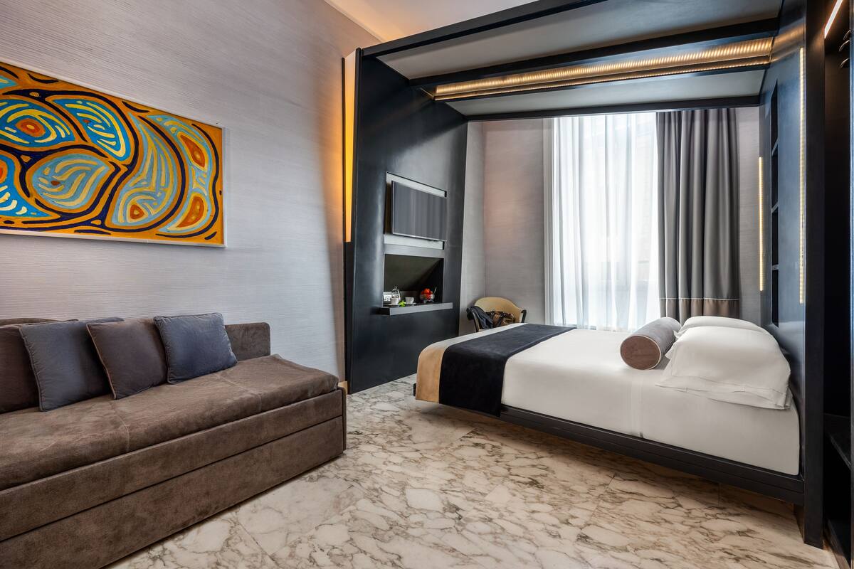 Triple Room | Premium bedding, minibar, in-room safe, desk