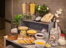 Colazione a buffet, servita tutte le mattine (15 EUR a persona) 
