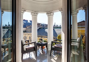 Suite, balcón | Ropa de cama de alta calidad y minibar