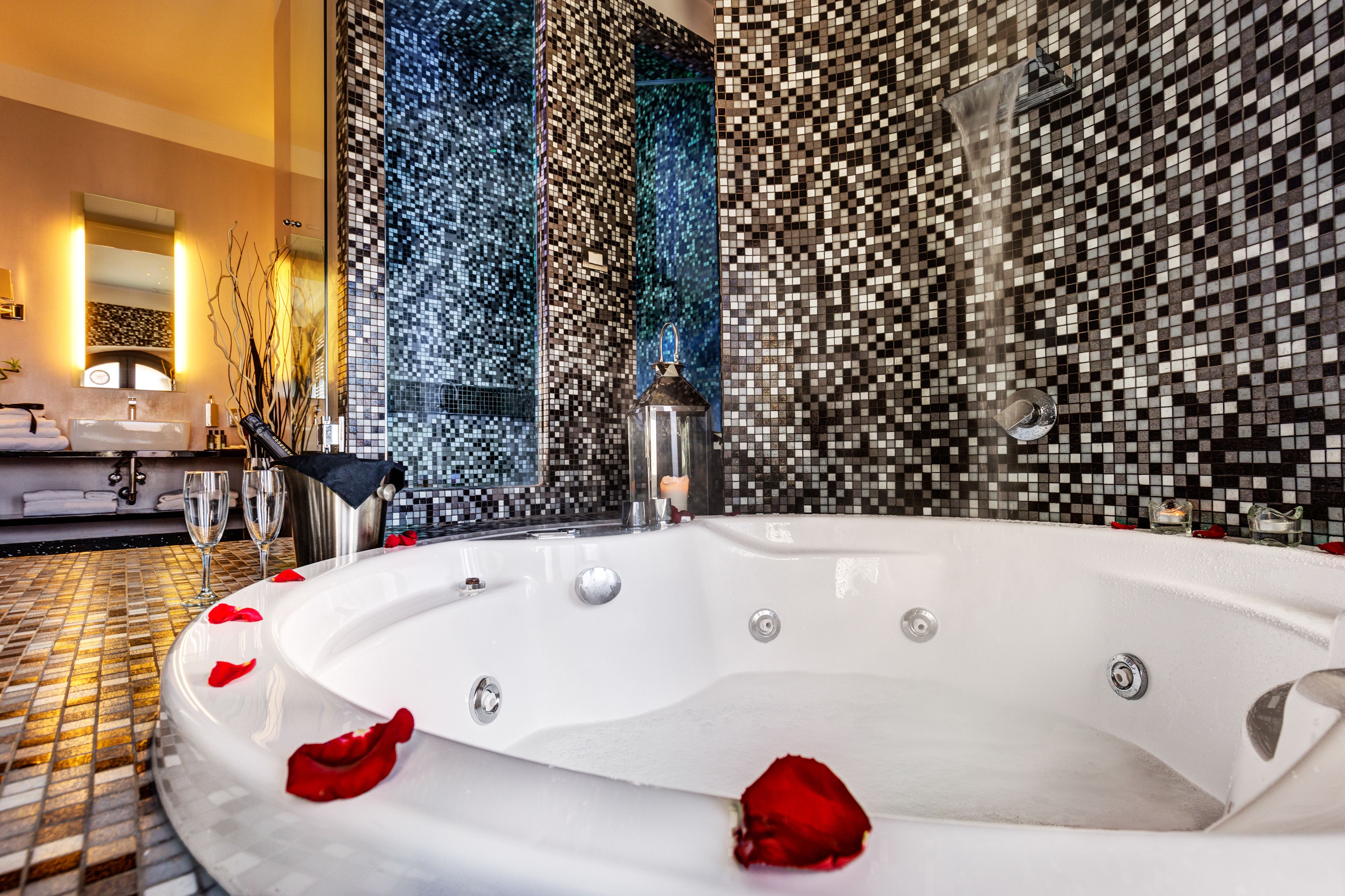 suite, hot tub | jetted bathtub