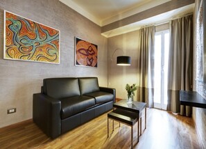 32-inch LCD TV with satellite channels, TV, first-run movies -  Dharma Luxury Hotel & Spa. (Rome)