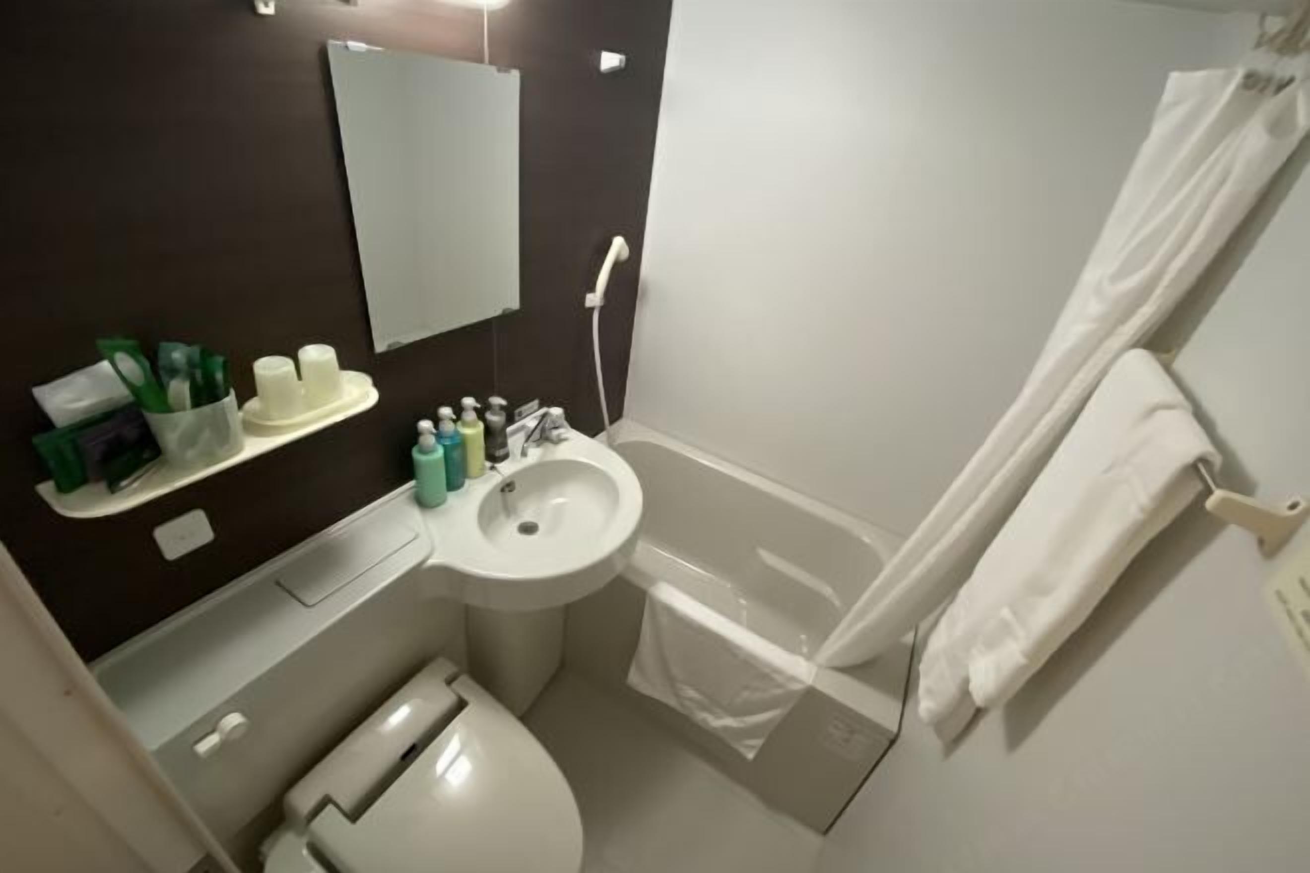 Kamar mandi | Kombinasi shower/bathtub, sandal, kloset, dan handuk