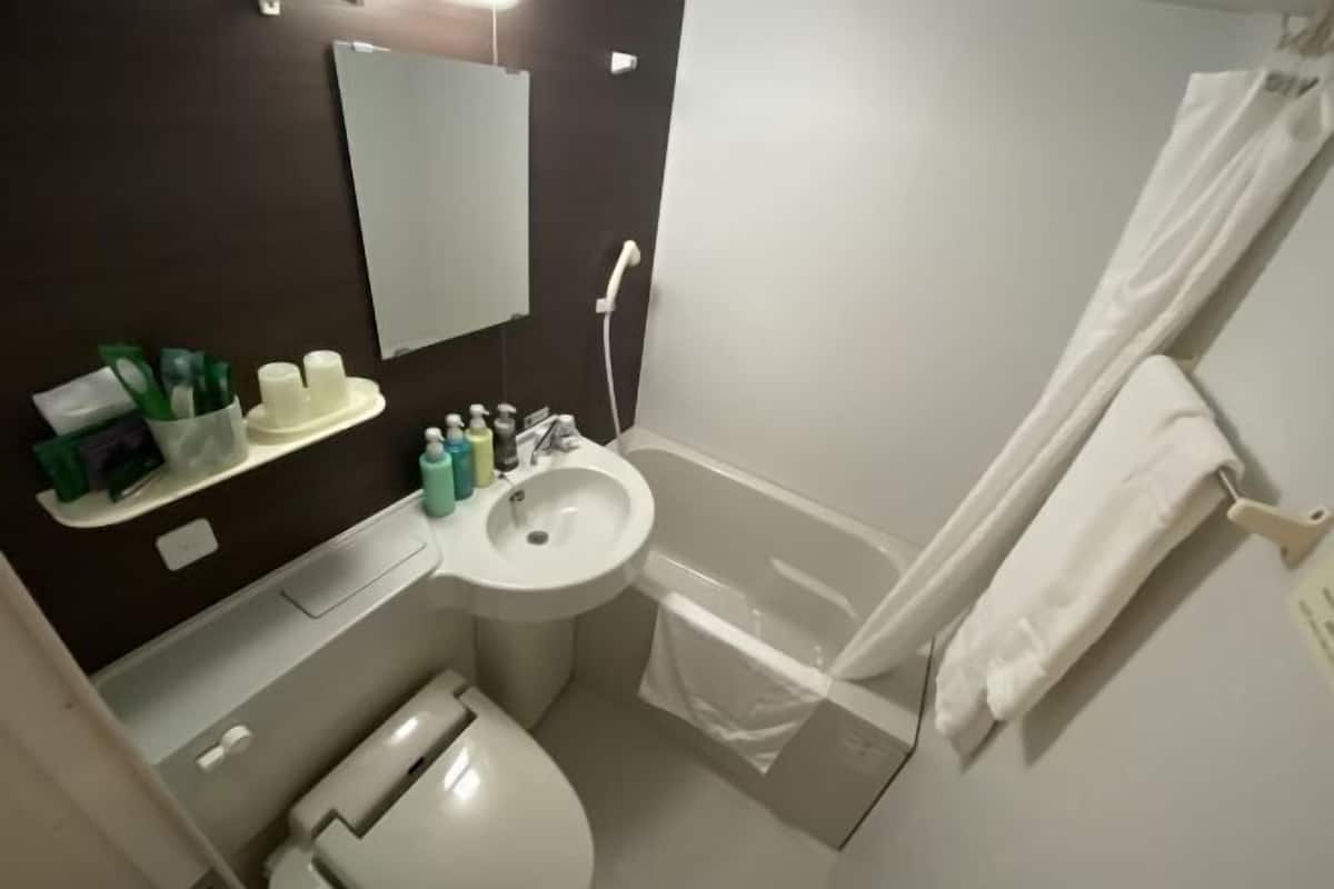 Bathroom | Combined shower/tub, slippers, bidet, towels