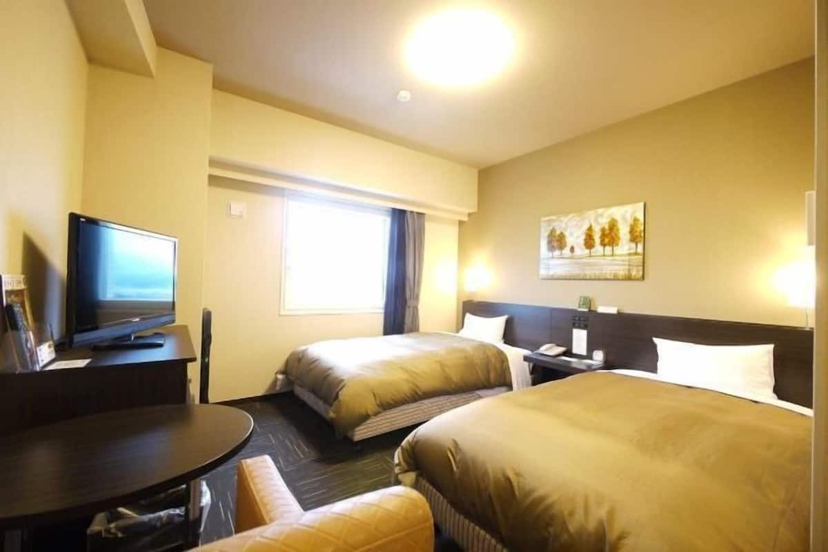 Escritorio, internet por cable gratis y ropa de cama