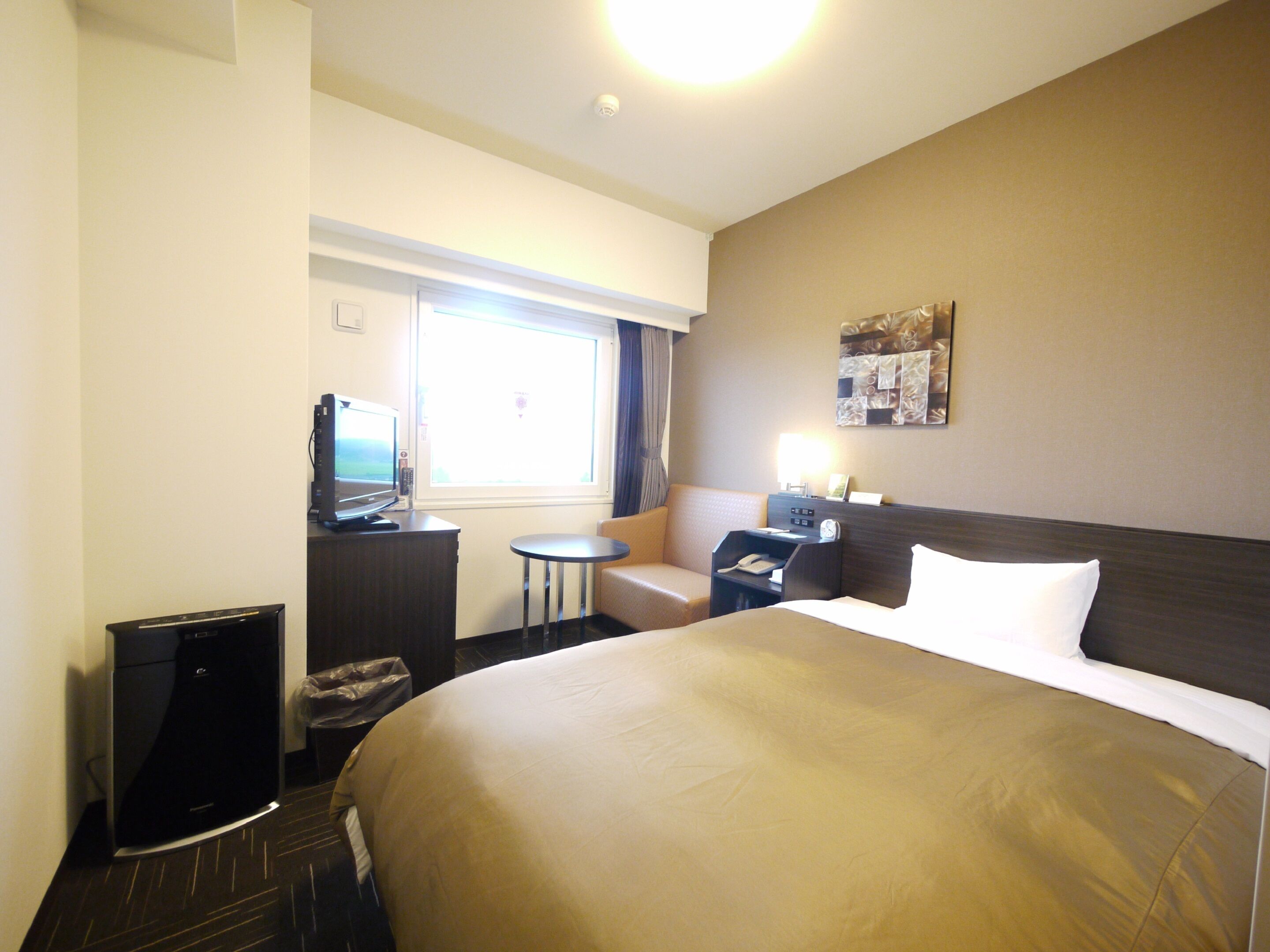 desk, free wired internet, bed sheets