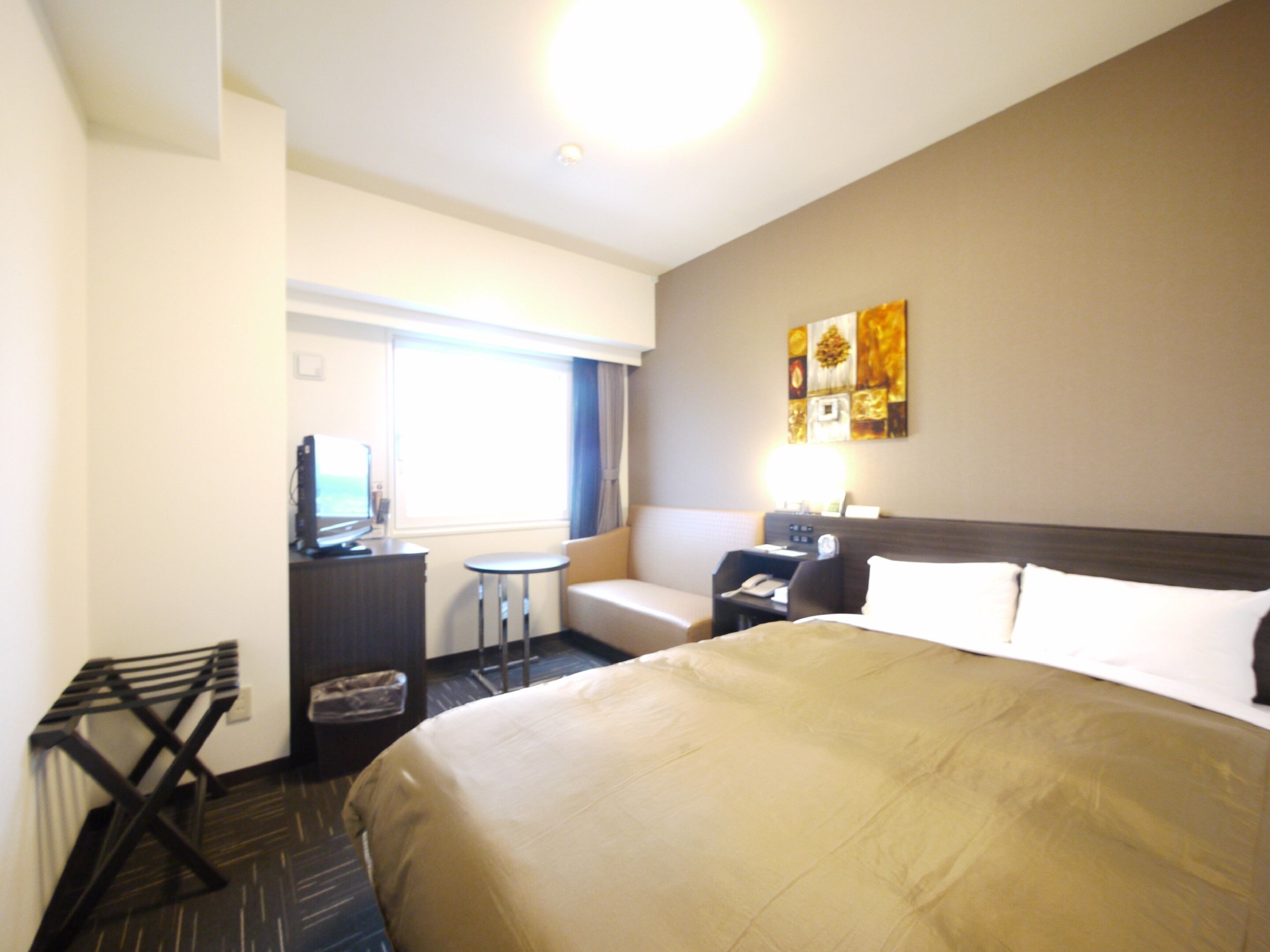 desk, free wired internet, bed sheets