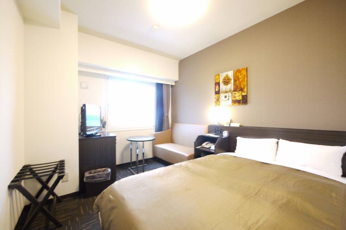 desk, free wired internet, bed sheets