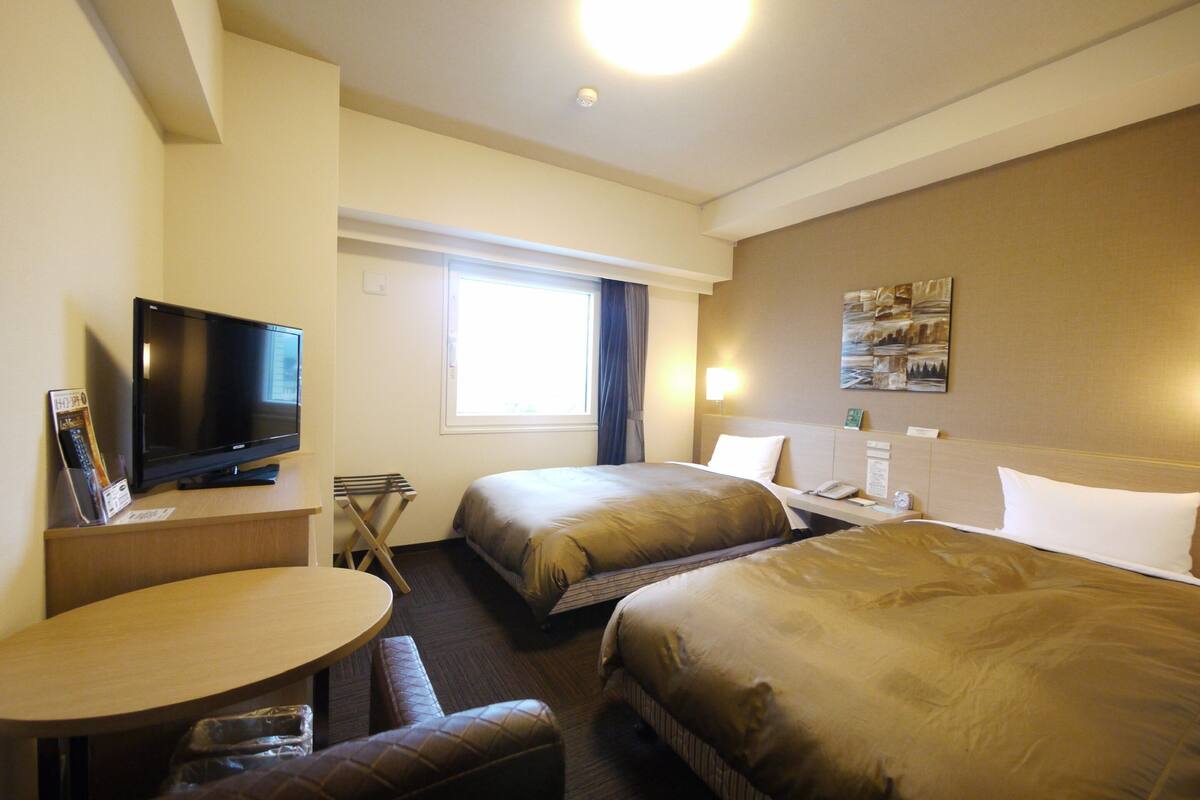 desk, free wired internet, bed sheets