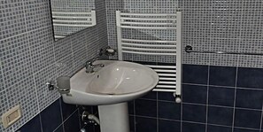 Shower, free toiletries, hair dryer