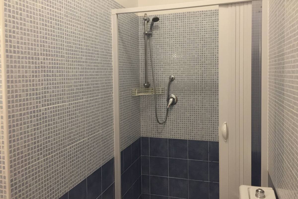 Single Room | Bathroom | Shower, free toiletries, hair dryer