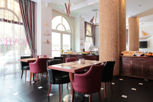 Morgenmadsbuffet hver dag (12 EUR pr. person)