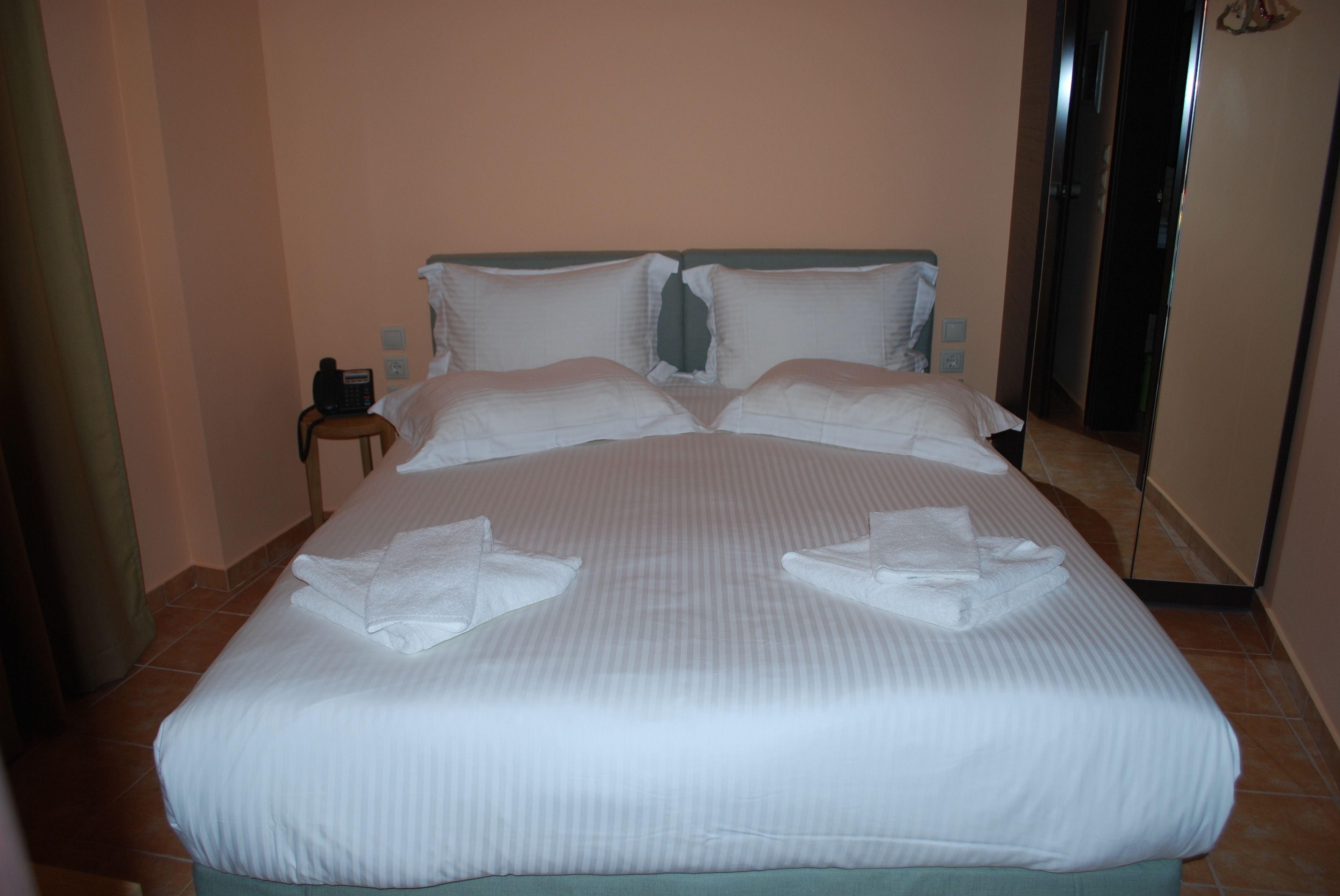 economy room | premium bedding, minibar, in-room safe, desk