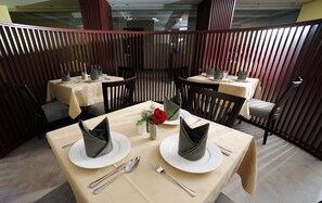 2 Restaurants, Frühstück, Mittagessen, Abendessen, internationale Küche