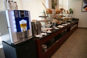 2 restaurants servant le petit déjeuner, le déjeuner et le dßner