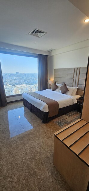 미니바, 객실 내 금고, 책상, 노트북 작업 공간
