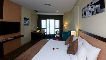 Frigobar, cofres nos quartos, escrivaninha