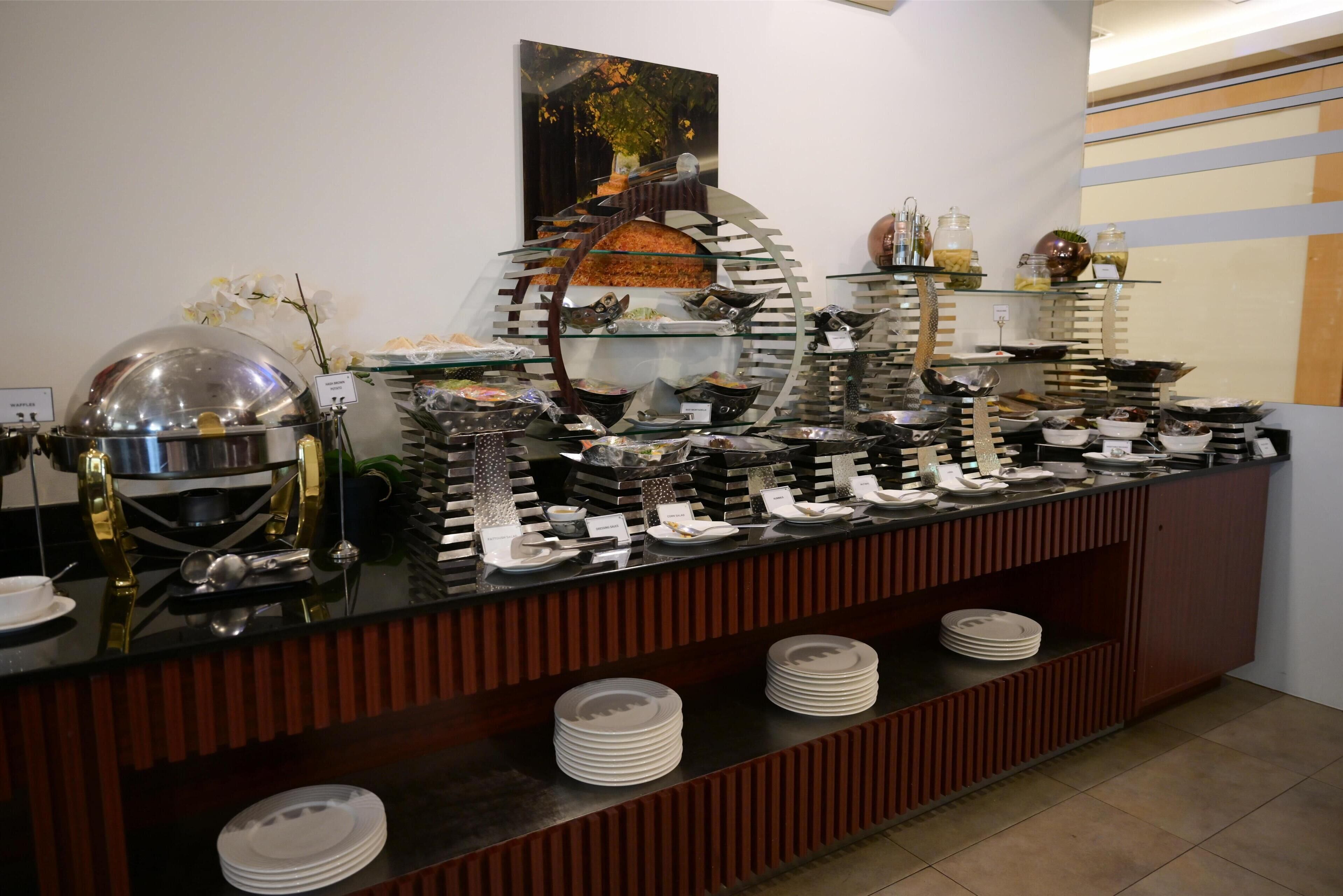 2 restaurants, breakfast, lunch, dinner served; international cuisine