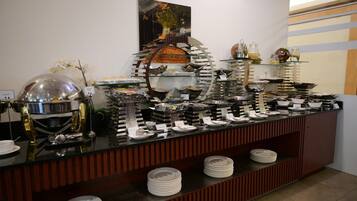2 restaurants; breakfast, lunch, and dinner served