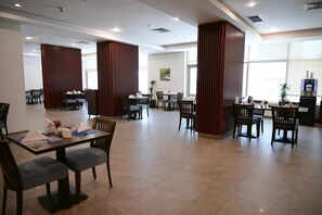2 restaurants, breakfast, lunch, dinner served; international cuisine 