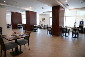 2 restaurantes; se sirven desayunos, almuerzos y cocina internacional