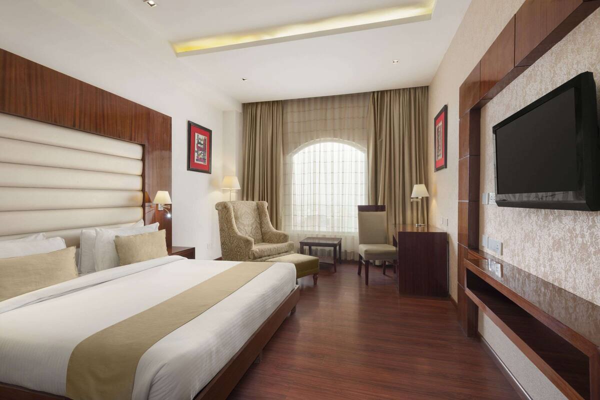 Executive Room, 1 King Bed | Premium bedding, minibar, in-room safe, blackout curtains