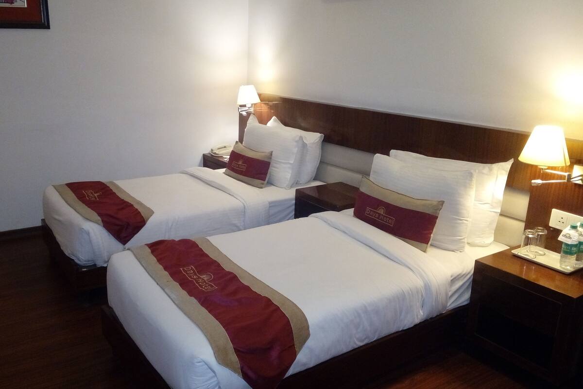 Deluxe Room, 1 Bedroom, Smoking | Premium bedding, minibar, in-room safe, blackout curtains