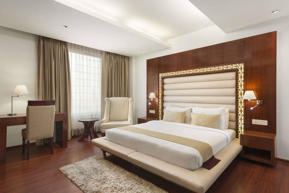 Suite, 1 King Bed | Premium bedding, minibar, in-room safe, blackout curtains