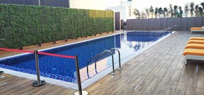 Alberca techada y alberca al aire libre