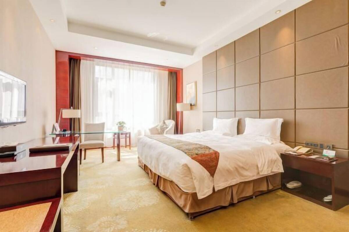 Minibar, värdeförvaringsskåp på rummet, barnsängar och väckarklockor