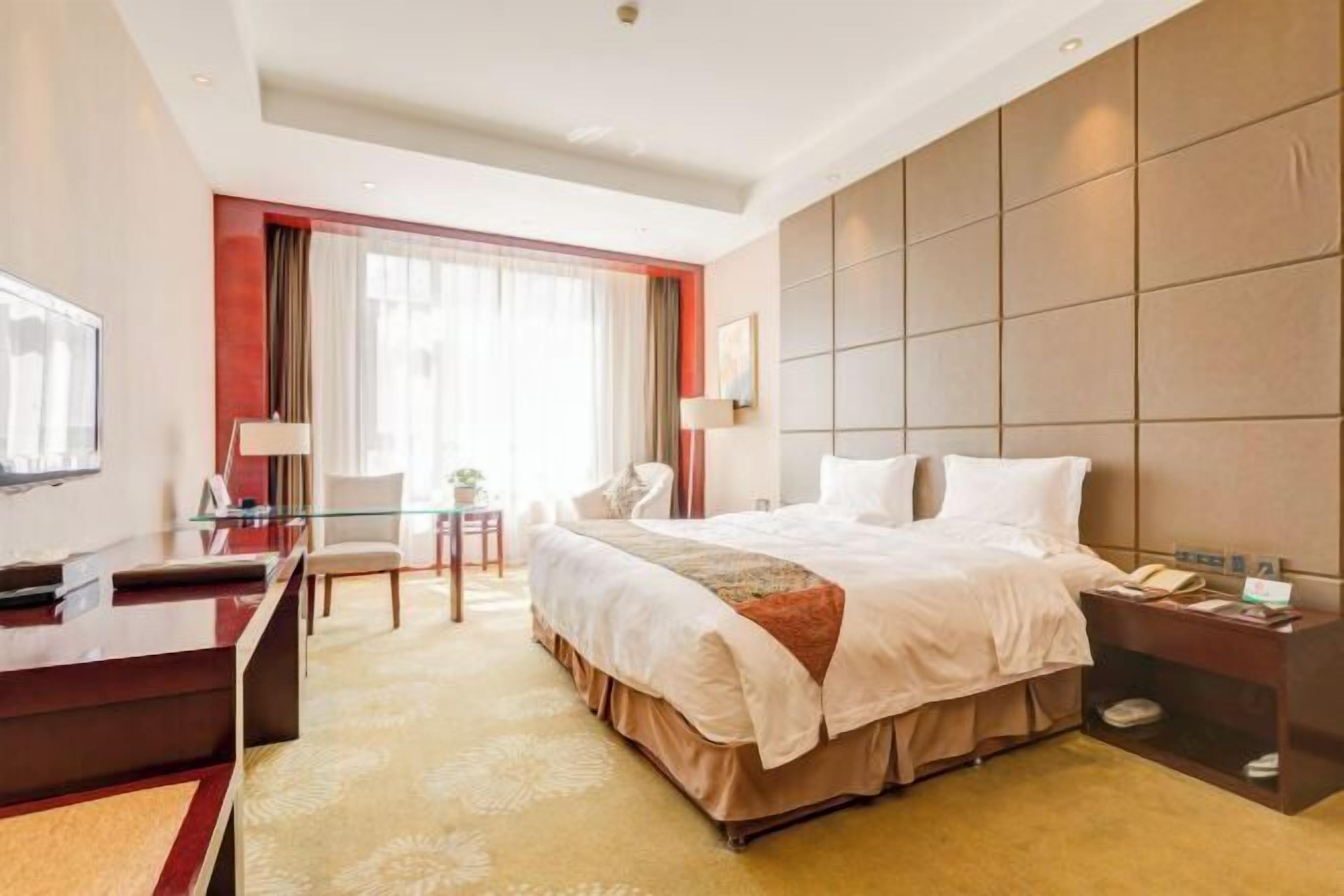 Een minibar, een kluis op de kamer, babybedden, een wekker