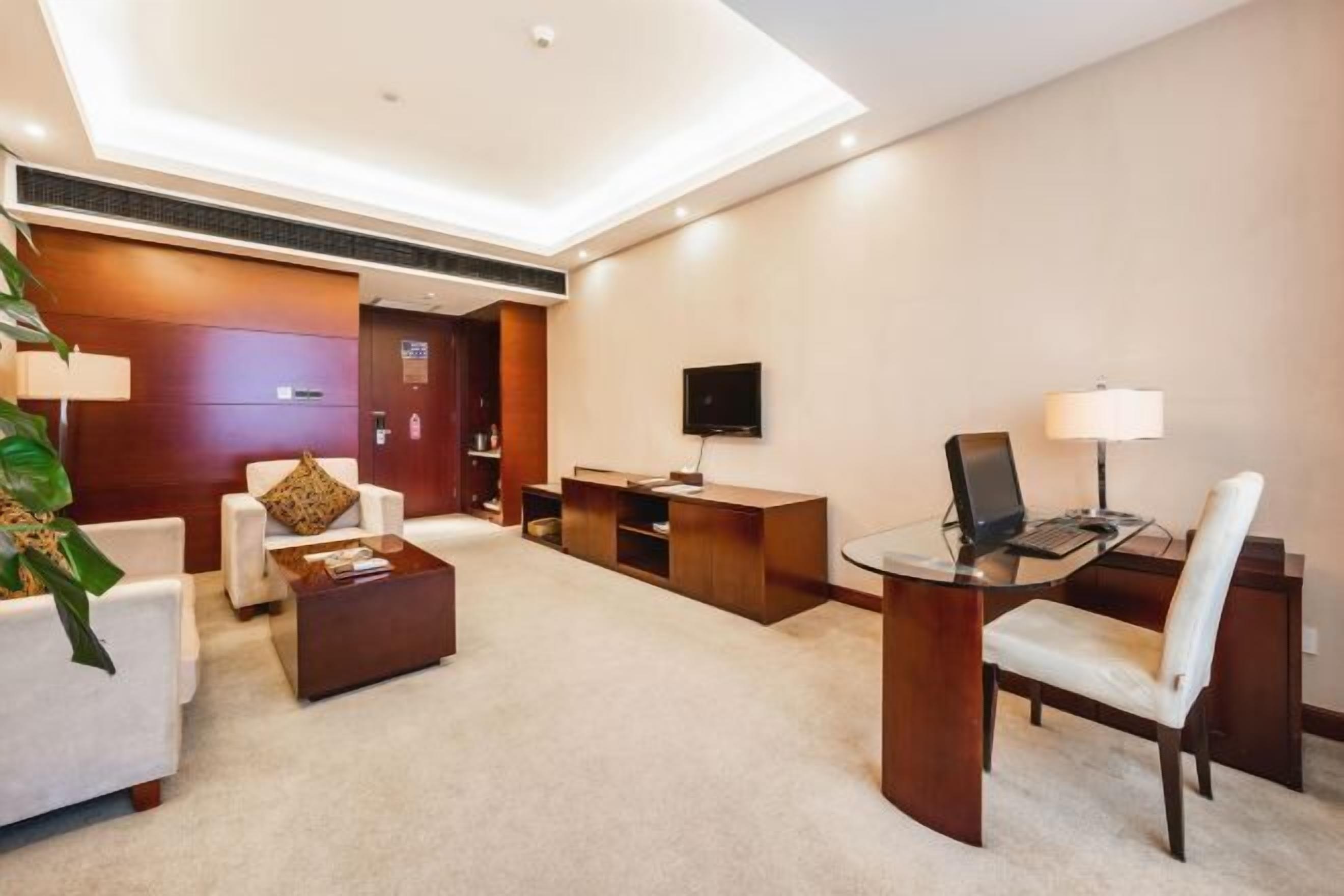 ميني بار وخزنة داخل الغرفة وأسرّة أطفال/رضّع ومُنبهات