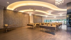 A modern conference room with wooden panel walls, a large table with chairs, and a ceiling with unique lighting fixtures. - Ramada Encore by Wyndham Istanbul Bayrampasa (Istanbul)