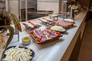 Tägliches Frühstücksbuffet gegen Gebühr