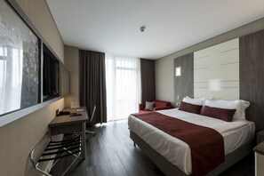 Minibar, in-room safe, desk, laptop workspace - Ramada Encore by Wyndham Istanbul Bayrampasa (Istanbul)