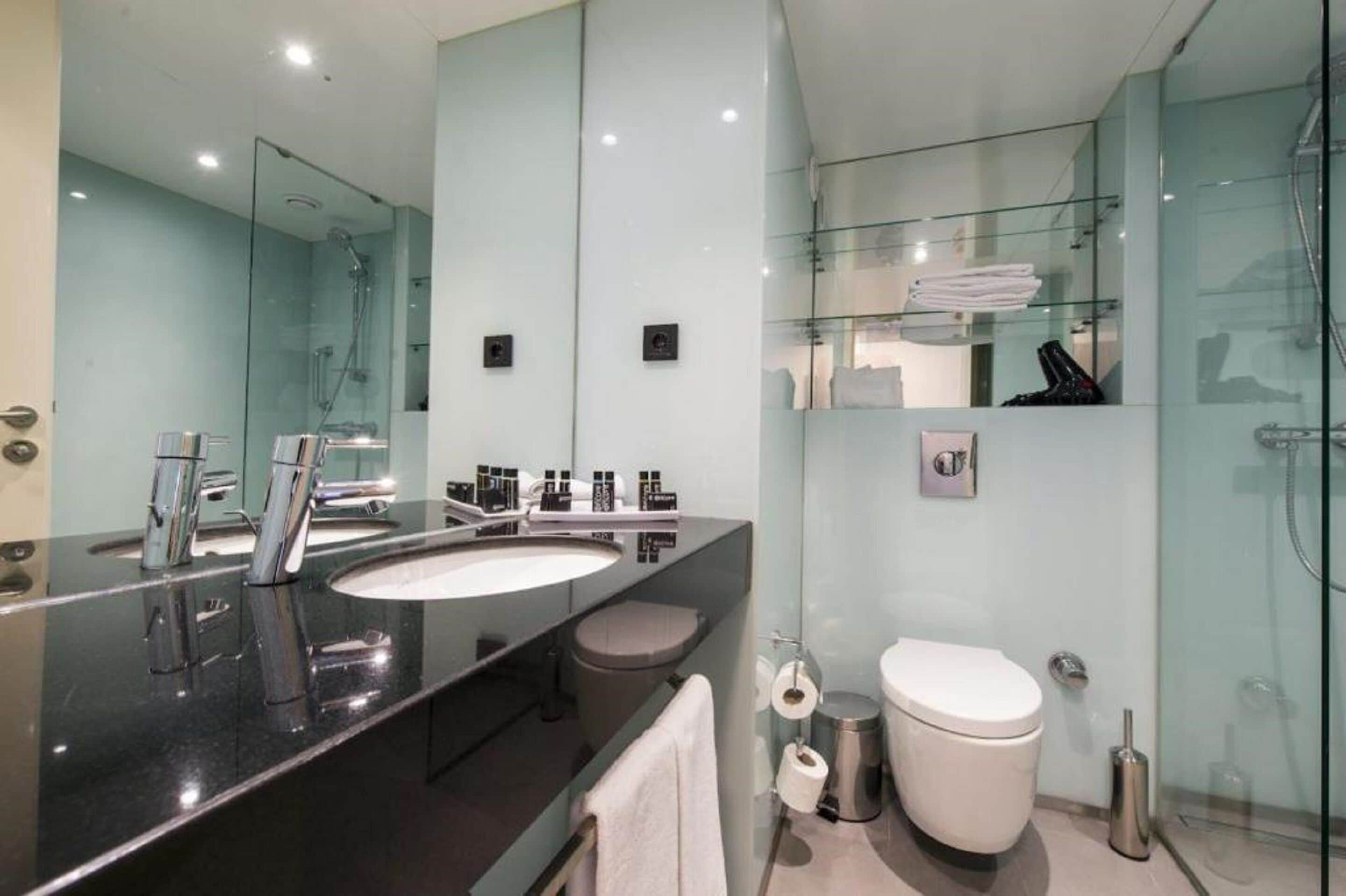 Ducha, artículos de tocador gratuitos, secador de pelo, pantuflas