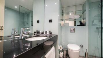 Ducha, artículos de tocador gratuitos, secador de pelo, pantuflas