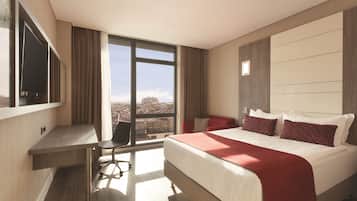 Chambre, 1 grand lit, accessible aux personnes à mobilité réduite, non-fumeurs | Minibar, coffres-forts dans les chambres, bureau