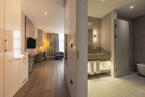 Superior kamer | Een minibar, een kluis op de kamer, een bureau, een laptopwerkplek