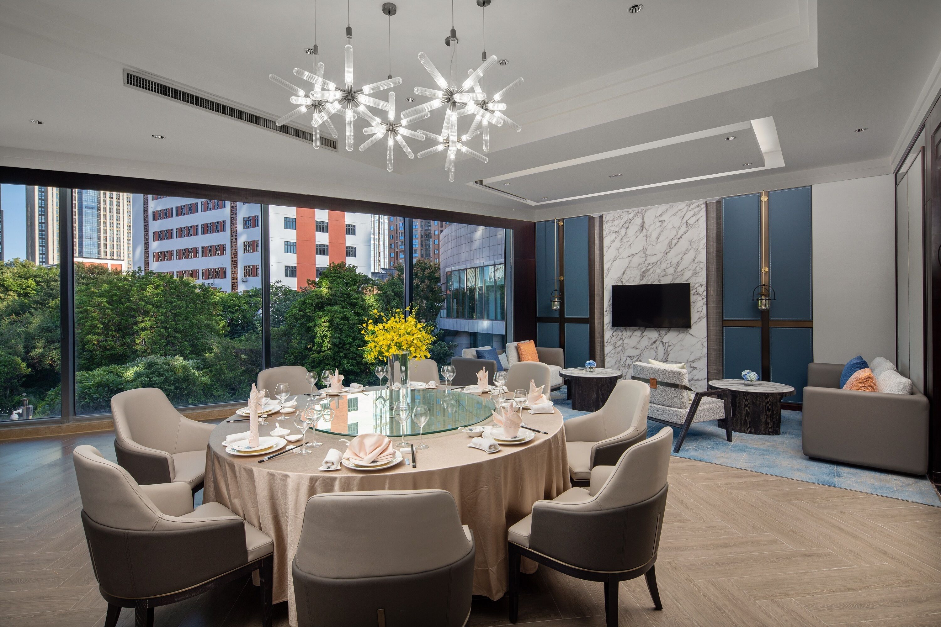 3 間餐廳；供應早餐、午餐、晚餐；中國菜