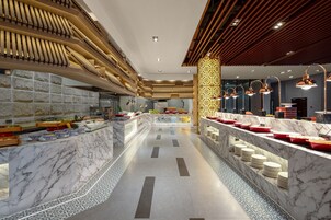 3 间餐厅，供应早餐、午餐和晚餐，中国菜