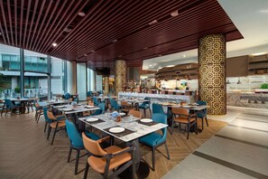 3 restaurants; breakfast, lunch, and dinner served